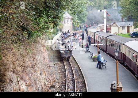 Schiefer Arbeiter Reiten ein Gewicht trainieren an einem viktorianischen Wochenende an Tan y Bwlch Station die wieder Steam Railway, North Wales Stockfoto