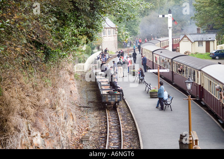 Schiefer Arbeiter Reiten ein Gewicht trainieren an einem viktorianischen Wochenende an Tan y Bwlch Station die wieder Steam Railway, North Wales Stockfoto