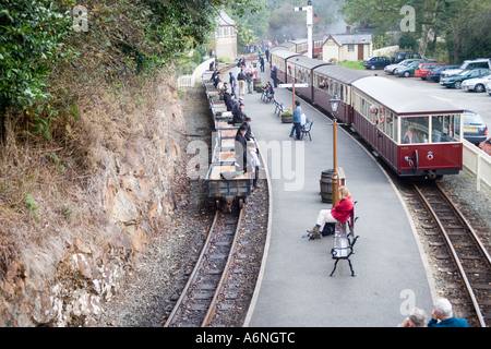 Schiefer Arbeiter Reiten ein Gewicht trainieren an einem viktorianischen Wochenende an Tan y Bwlch Station die wieder Steam Railway, North Wales Stockfoto