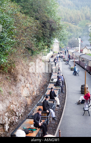 Schiefer Arbeiter Reiten ein Gewicht trainieren an einem viktorianischen Wochenende an Tan y Bwlch Station die wieder Steam Railway, North Wales Stockfoto