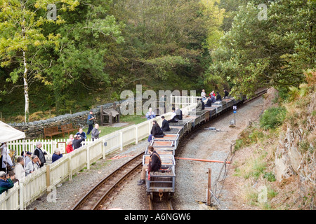 Schiefer Arbeiter Reiten ein Gewicht trainieren an einem viktorianischen Wochenende an Tan y Bwlch Station die wieder Steam Railway, North Wales Stockfoto