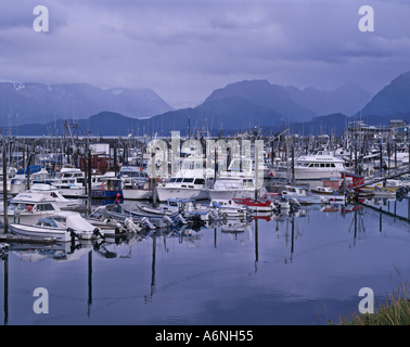 Angelboote/Fischerboote in kleinen Bootshafen auf Homer Spit mit Kachemak Bay und Kenai Mountains in Ferne Homer Alaska USA Stockfoto