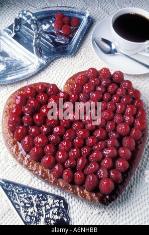 Erdbeertorte mit Kaffee in Herzform Stockfoto