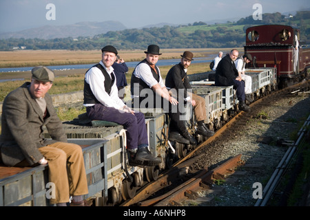 Arbeiter, Reiten auf einem Gewicht trainieren Überquerung der Cob auf der Bahn wieder in der Nähe von Porthmadog Bahnhof, Wales, Vereinigtes Königreich Stockfoto