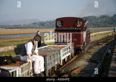 Arbeiter, Reiten auf einem Gewicht trainieren Überquerung der Cob auf der Bahn wieder in der Nähe von Porthmadog Bahnhof, Wales, Vereinigtes Königreich Stockfoto