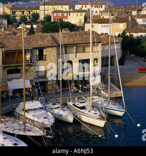 Blick hinunter auf hohen Masten yacht und Blick über die Marina und Kai bei Port Grimaud Südfrankreich Stockfoto