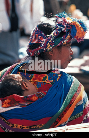 Maya Frau aus Concepcion Chiquirichiapa tragen Baby Wearing Kleid im typischen Stil von ihrer Stadt Stadt nr Xela Guatemala Stockfoto