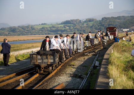 Arbeiter, Reiten auf einem Gewicht trainieren Überquerung der Cob auf der Bahn wieder in der Nähe von Porthmadog Bahnhof, Wales, Vereinigtes Königreich Stockfoto