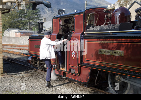 Durch die neu restaurierte Merddin Emrys Dampfmaschine auf die wieder Railwayat Blaenau Ffestiniog, Nordwales Stockfoto