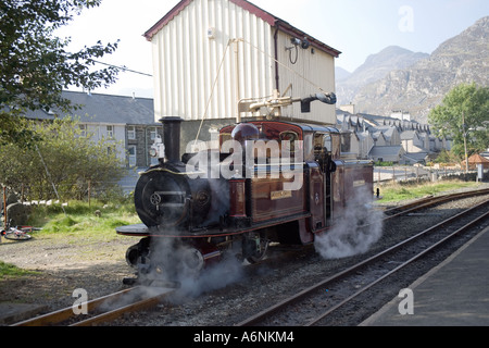 Durch die neu restaurierte Merddin Emrys Dampfmaschine auf die wieder Railwayat Blaenau Ffestiniog, Nordwales Stockfoto