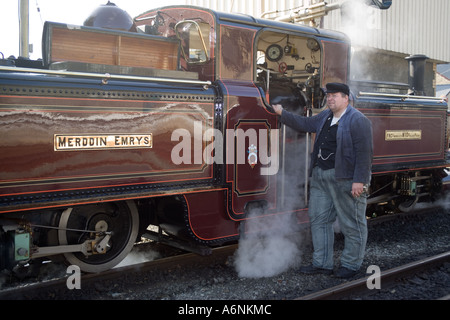 Durch die neu restaurierte Merddin Emrys Dampfmaschine auf die wieder Railwayat Blaenau Ffestiniog, Nordwales Stockfoto