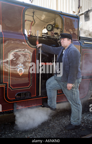 Durch die neu restaurierte Merddin Emrys Dampfmaschine auf wieder Railway, North Wales, Vereinigtes Königreich Stockfoto