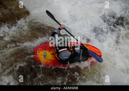 Wildwasser Kajak in Glen Etive, Lochaber, Schottisches Hochland, Schottland UK Europe Stockfoto