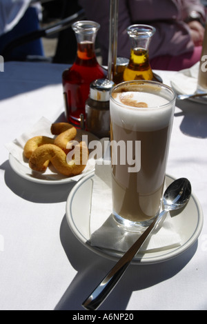 Cafe Latte eine beliebte Art von Kaffee mit heißer Milch in Venedig Italien Stockfoto
