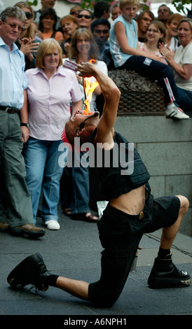 Die mächtigen Gareth, Street Performer, frisst Feuer auf das Edinburgh Fringe Festival, Schottland UK Europe Stockfoto