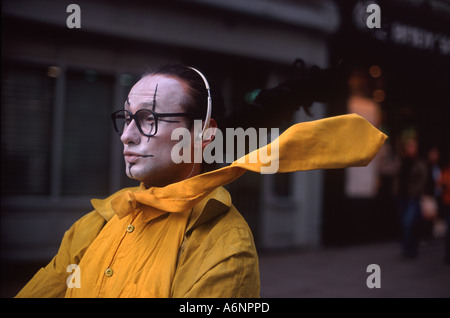 Im Wind – MIME-Straße Entertainer auf Fahrrad mit steifen gelbe Krawatte in Covent Garden, London, England Stockfoto