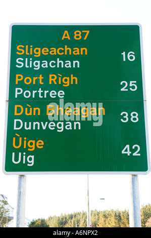 Straßenschild in Englisch und Gälisch, Isle Of Skye, Highlands, Schottland Stockfoto