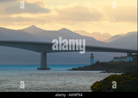 Kyle of Lochalsh. Ansicht der Straßenbrücke, Skye und der Cuillin. Highlands, Schottland Stockfoto