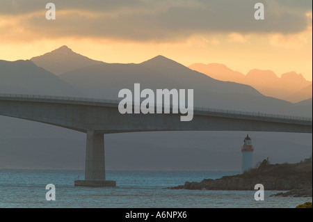 Kyle of Lochalsh. Ansicht der Straßenbrücke, Skye und der Cuillin. Highlands, Schottland Stockfoto