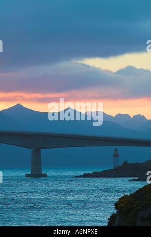 Kyle of Lochalsh. Ansicht der Straßenbrücke, Skye und der Cuillin. Highlands, Schottland Stockfoto