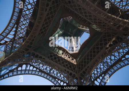 Eiffel-Turm von unten betrachtet Stockfoto