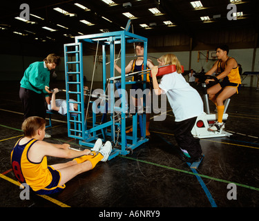 Fitness Schüler training auf multigym Stockfoto