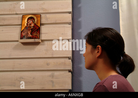 Asiatin vor eine Ikone der Maria in einer christlichen moderne Kapelle beten Stockfoto