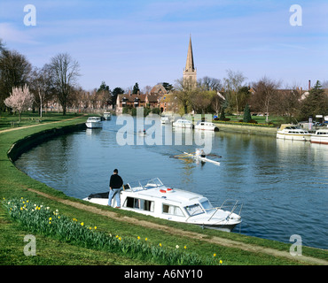 Boote auf dem Fluss Themse oder Isis in Abingdon, Oxfordshire, mit dem Turm der St. Helena Kirche im Hintergrund. Stockfoto