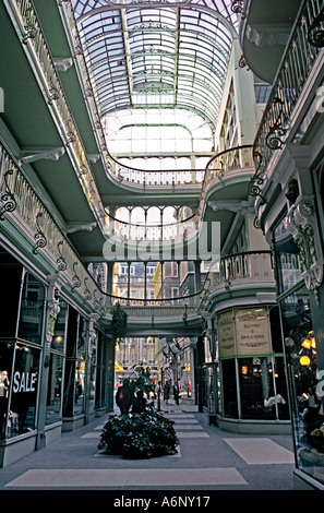 Der Barton Arcade von kleinen Geschäften in Manchester, zwischen St Ann's Square und Deansgate. Stockfoto