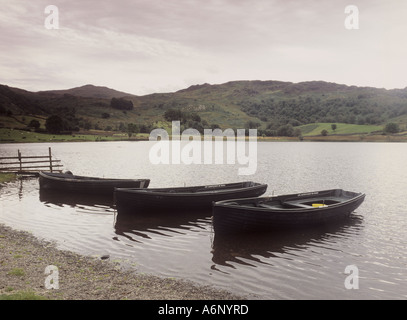 Loch Stil Boot zum Fliegenfischen auf Watendlath Tarn, Cumbria, Lake District, England, UK Stockfoto