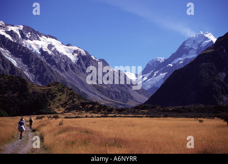 Wanderer im Hooker Valley, mit Blick auf Mount Cook, Südinsel, Neuseeland Stockfoto