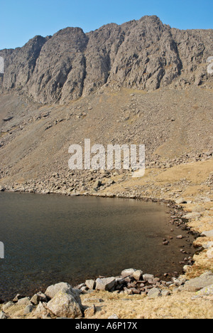 Bergsee und Klippen Stockfoto