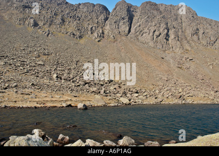 Bergsee und Klippen Stockfoto