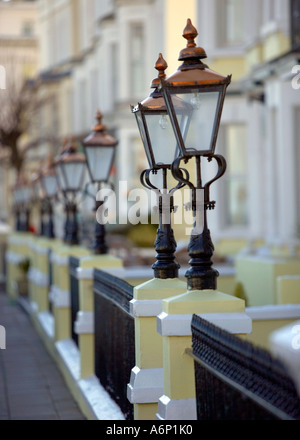 Viktorianischen oder edwardianischen Straßenlaternen außerhalb Eigenschaften in Llandudno, North Wales, UK Stockfoto