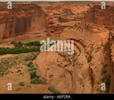 White House Canyon im Canyon Del Chelly. Die weiße Haus Ruinen sind in die Felswand auf der linken Seite. Stockfoto