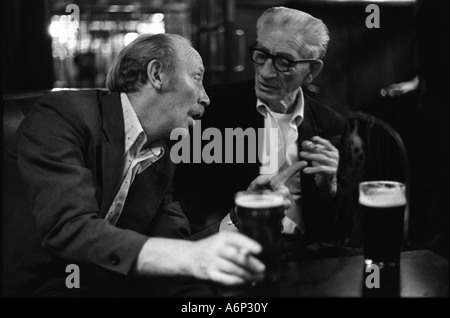 Männer trinken Bier und unterhalten sich bei einem Bier in einem Yorkshire Pub Großbritannien 1970er UK 1979 HOMER SYKES Stockfoto