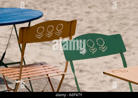 Bunte metall Stühle mit durchbohrten Details am Rande von Strand Saint Valery sur Somme Somme Picardie Frankreich Kopie Platz für Text Stockfoto