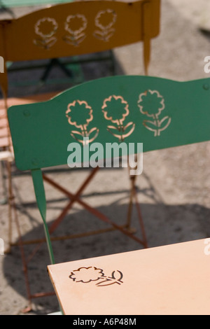 Bunte metall Stühle mit durchbohrten Details am Rande von Beach St Valery sur Somme Französisch Frankreich Picardie Somme Picardie Kopieren Platz für Text Stockfoto