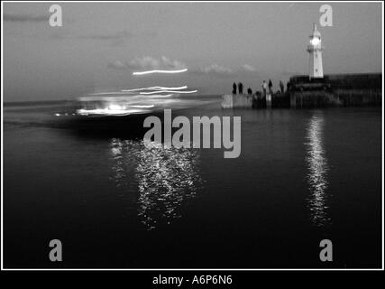 Ein Fischerboot, Wiedereinstieg in den Hafen in der traditionellen Fischerdorf Port von Mevagissey in Cornwall, Großbritannien. Stockfoto