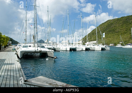 Katamarane vertäut in einem ruhigen tiefblaue Meer an Soper es Loch Wharf Marina, Tortola Stockfoto