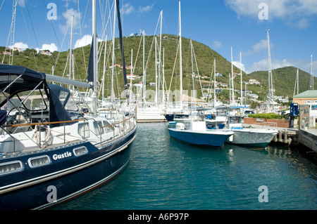 Ein Wald von Masten und Takelage aus Boote vertäut am Soper es Loch Wharf Einstreuen mit dem Blick auf grünen grünen Hügeln gegenüber Stockfoto