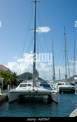 Katamarane mieten vertäut neben der Anlegestelle, Soper es Loch Marina, Tortola Stockfoto