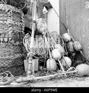 Verworfen, Fischer s Altgeräte auf der Hafenpromenade in Newquay Cornwall UK Stockfoto