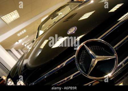 Nahaufnahme von Abzeichen auf ein schwarzer Mercedes-Benz CLK-Klasse-Wagen Stockfoto