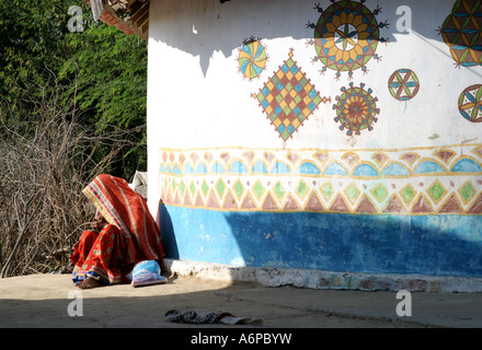 Traditionell bemalten Meghwal Bhirindiyara Stammes Häusern in einem Banni Villaage, Gujarat, Indien. Stockfoto