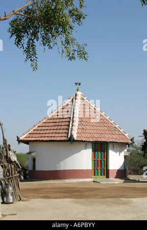 Traditionell bemalten Meghwal Bhirindiyara Stammes Häusern in einem Banni Villaage, Gujarat, Indien. Stockfoto