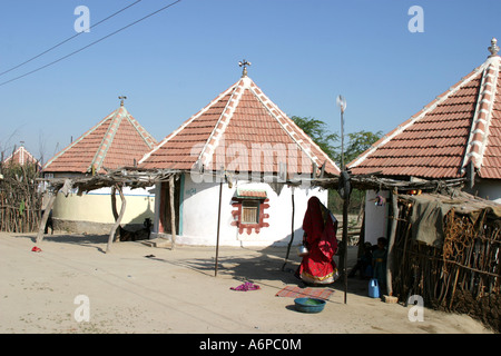 Traditionell bemalten Meghwal Bhirindiyara Stammes Häusern in einem Banni Villaage, Gujarat, Indien. Stockfoto