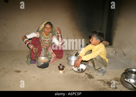 Eine Frau macht Tee in Meghwal Bhirindiyara Stammes-Dorf im kleinen Rann von Kutch in der Nähe von Bhuj Gujarat Indien Stockfoto