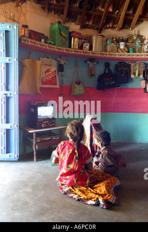 Meghwai-Harijans Stammes-Kinder vor dem Fernseher in ein Stammes-Dorf im kleinen Rann Of Kutch, Bhuj Gujarat Indien Stockfoto