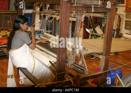 Inderin mit einem hölzernen mechanische Webstuhl, t e in Jew Town, Cochin, Indien Stockfoto